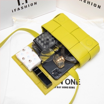 Torba od prave kože, mala kvadratna, vodoravni oblik, magnetska zatvarač, split koža