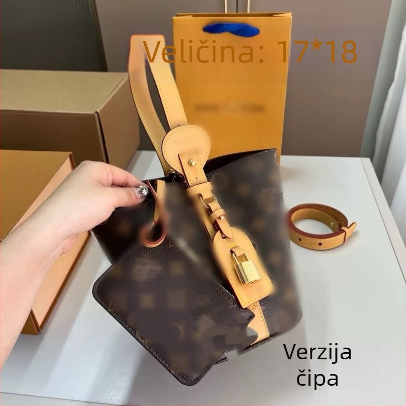 Bucket torba od prave kože, otvorenog vrha, s jednom naramenicom, unutarnja džep za mobitel i laminirani džep sa zatvaračem.