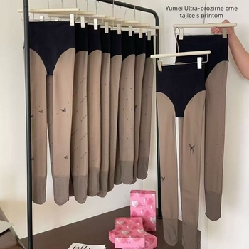 Nylon čarape s stopalima, srednje debljine; uzorci: mašna, leptir, valovite točke, slova/brojevi; vitkija silueta i dulje noge za klub; u kutiji; za mlade 18–40; izlazi jesen 2025.