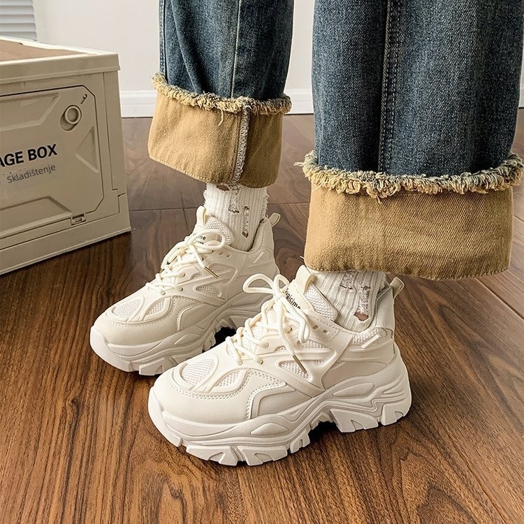 Ženske tenisice tipa daddy shoes s okruglim vrhom, gornji dio od PU i mrežice, vezanje sprijeda, srednja peta 3–5 cm, gumeni potplat