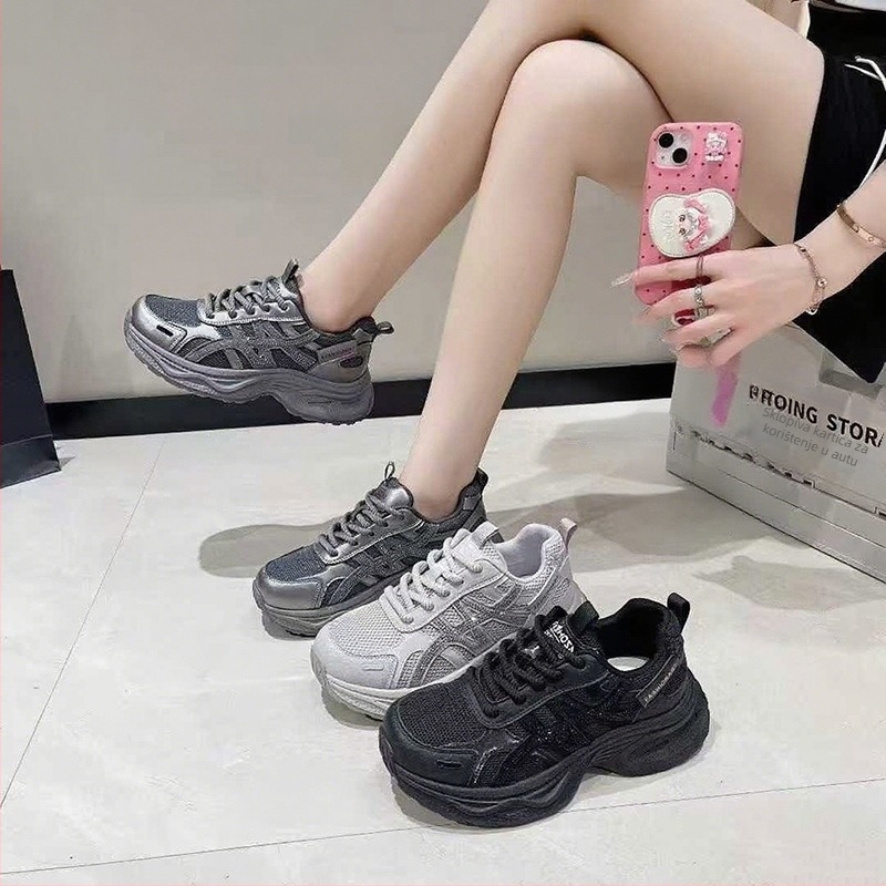 Ženske patike tip dad shoes - gornji dio od super vlakna, EVA potplat s injekcijskim oblikovanjem, peta 3–5 cm, vezanje na šnuru