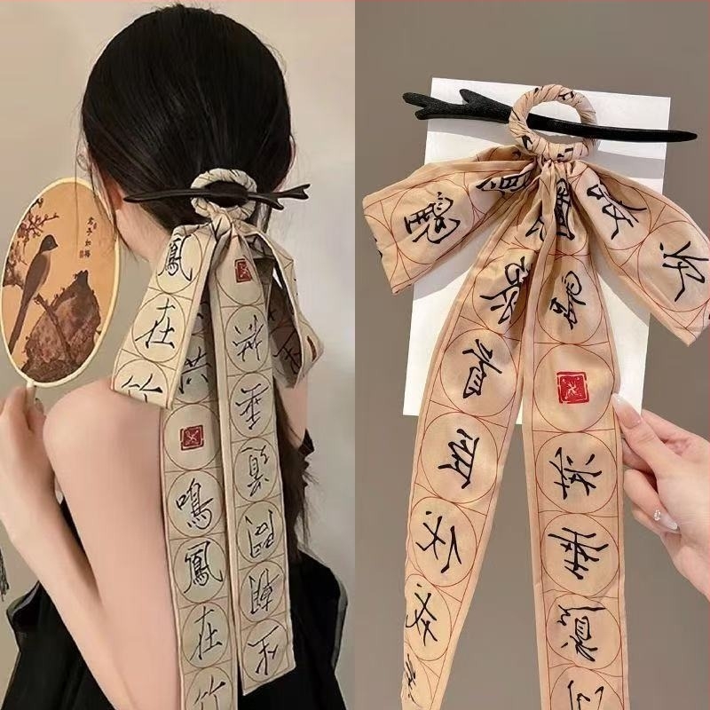 Drevna drvena spona za kosu s platnenom mašnicom – antički stil, jednorodna forma, dodatak za glavu (Materijal: drvo + platno; Stil: antički; Oblik: jednorodna; Kategorija: dodatak za glavu)