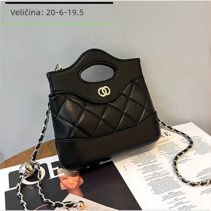 Torba s lancem u Chanel stilu, od prave kože prve klase, dijamantno prešivana, horizontalni kvadratni oblik, magnetska kopča