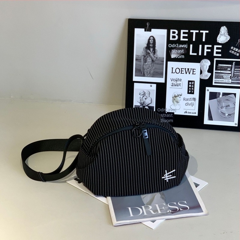 Ženska crossbody torbica – urbani minimalistički stil; PU materijal; zatvaranje na zip; podstava od poliestera; unutarnja pretinica sa zatvaračem