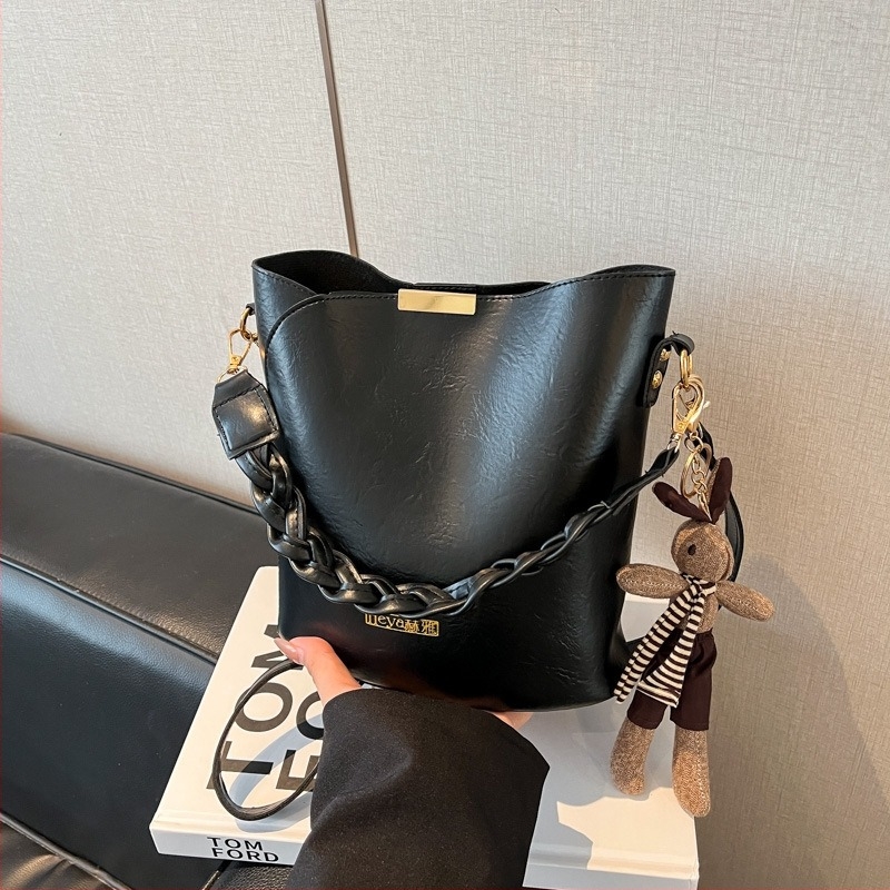 Bucket crossbody torba s cyber-funkcionalnim dizajnom, PU koža, laminirani džep sa zipom, za opuštajuća putovanja — jesen 2025 izdanje