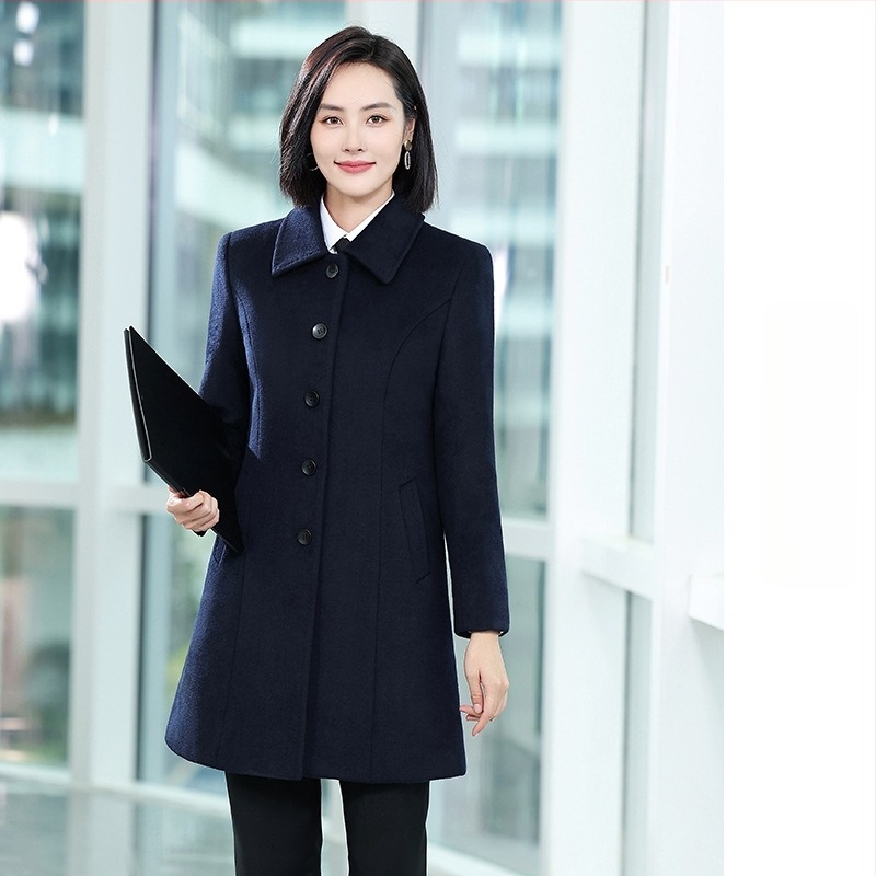 Ženski vuneni kaput srednje duljine, debeli, s dvostrukim kopčanjem, ovratnik tipa sakoa, uski kroj, dugi rukavi