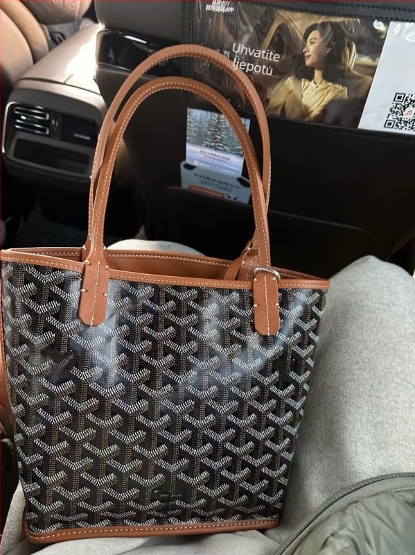 Torba Tote od kože najviše razine, pravokutnog oblika s otvorenim gornjim dijelom, džep za dokumente, otvoreni vanjski džep, dva naramenice