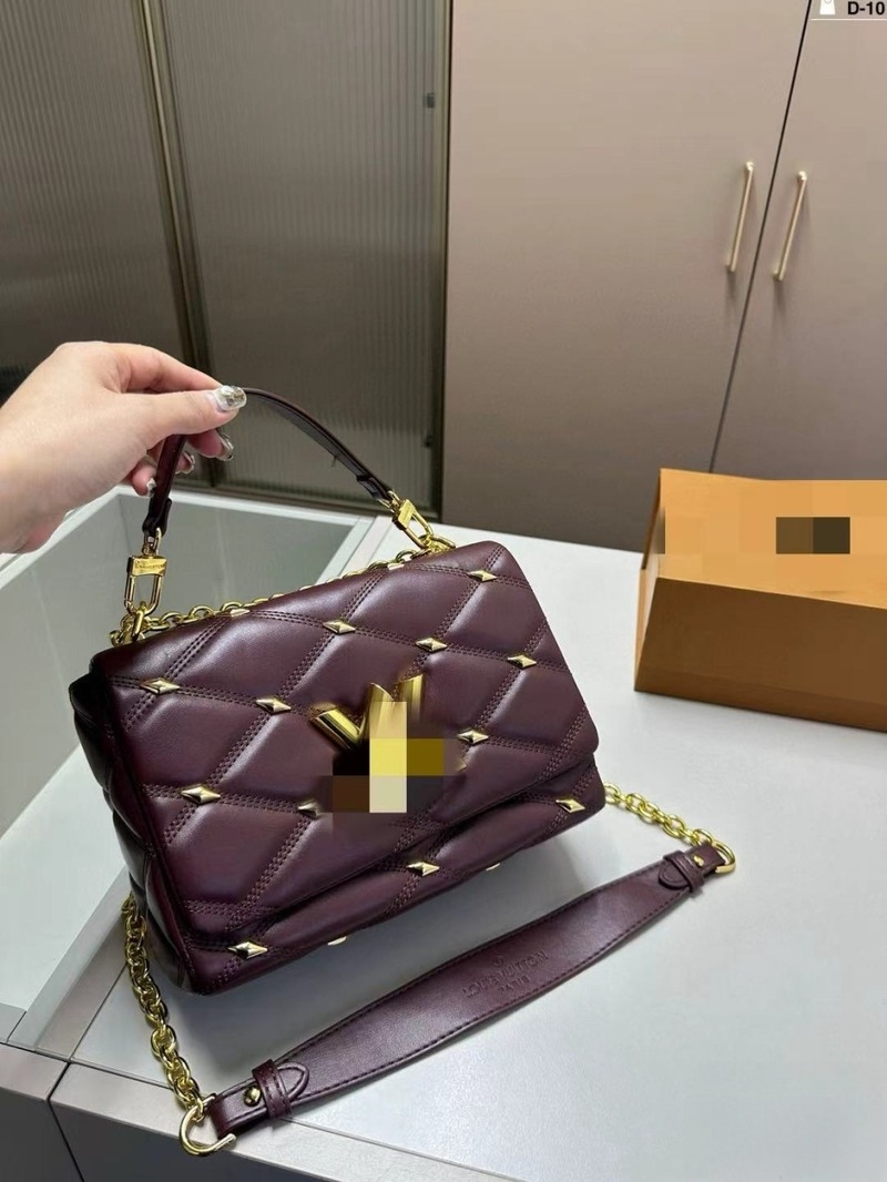 Kožna torbica s quilted dizajnom, vertikalni kvadratni oblik, zatvaranje poklopcem, unutarnji džepovi za telefon i dokumente, gradski stil, nosenje na jedno rame