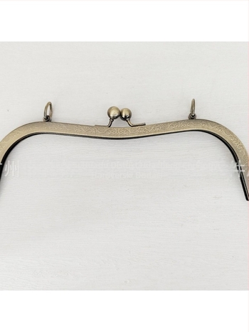 Dodatak za torbe — okvir s vijčanim otvorom, 27 udubljenih struka, ugravirana okrugla glava perle, dizajn bucket-ear. Materijal: željezo. Šifra proizvoda: 000306. Haowen luggage accessories factory. Jesen 2024. Dodatak za torbe.