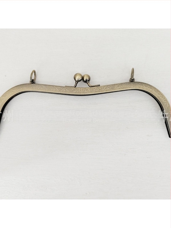 Dodatak za torbe — okvir s vijčanim otvorom, 27 udubljenih struka, ugravirana okrugla glava perle, dizajn bucket-ear. Materijal: željezo. Šifra proizvoda: 000306. Haowen luggage accessories factory. Jesen 2024. Dodatak za torbe.