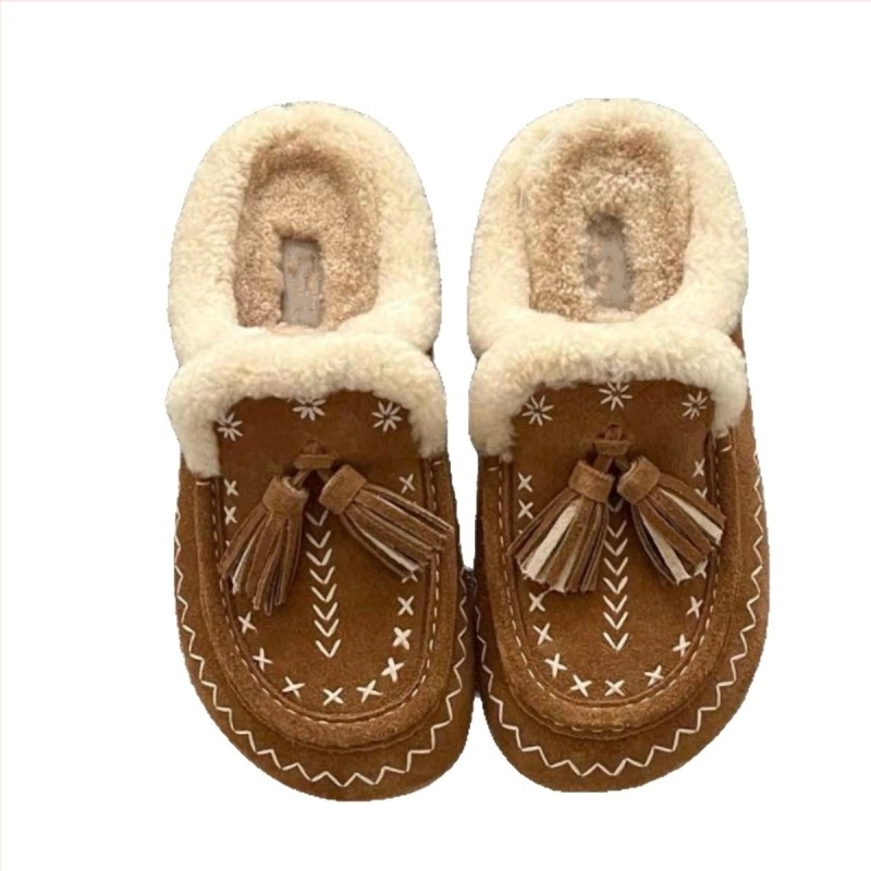 Papučice s teddy krznom, koža krave na gornjem dijelu, vunena unutrašnjost, EVA đon, debljina potplata 0–3 cm, plosni đon, retro resice s vezom
