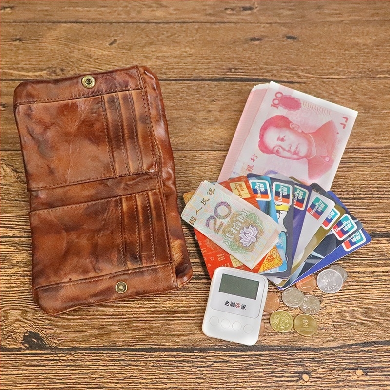 Novčanik od prirodne kože s rastlinskom obradom, uspravnog dizajna, retro stila, s držačem za novčanice, džepom za sitniš i kartice, zatvarač.