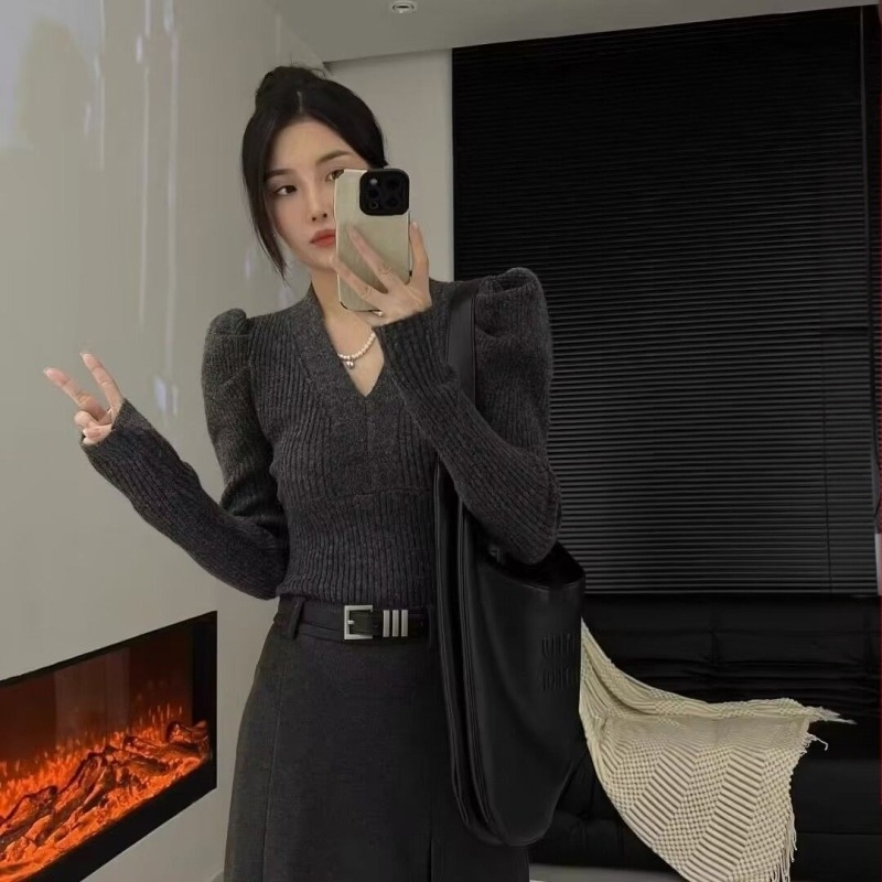 Pleten džemper s puff rukavima i V-izrezom, uski kroj, kratka duljina