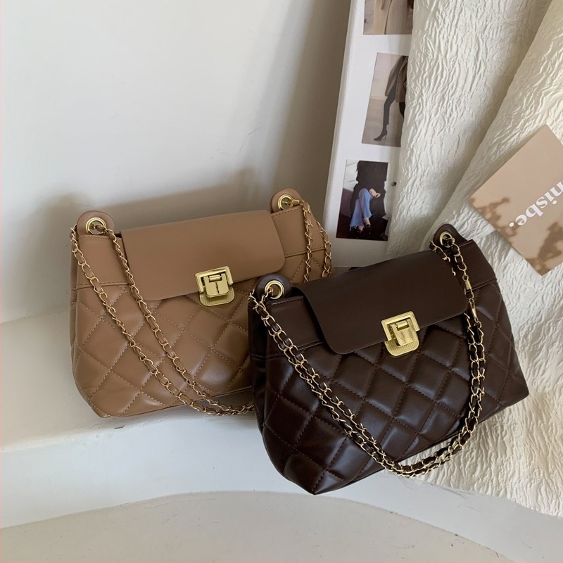 Ženska PU crossbody torba s izvezenim dizajnom, zatvaračem, podstava od poliestera, unutarnji džepovi za telefon i identifikacijsku karticu