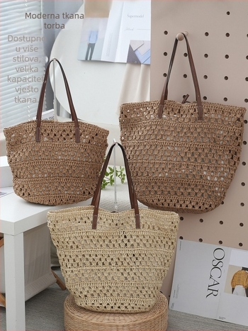 Torba tote od slame, minimalistički gradski stil, otvoreni vrh, vodoravni četverokutni oblik, dvostruke naramenice, ljeto 2025