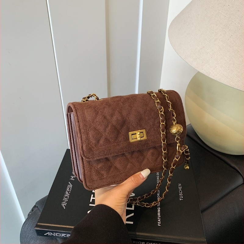 Crossbody torbica od suedea u horizontalnom kvadratnom obliku, sa zaključavanjem na bravu, dvostruki lančani remen, unutarnji džep sa zipom, džep za telefon i džep za kameru