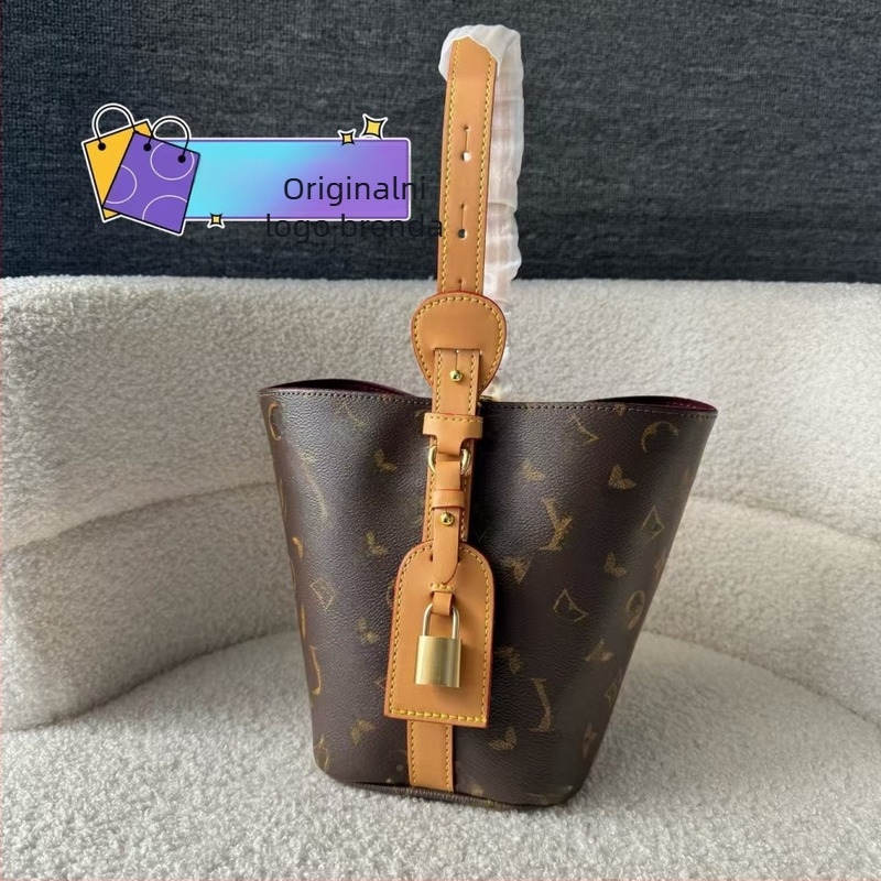 Carryall bucket torba u suradnji s Murakami Takashi; PVC materijal; platnena podstava; horizontalno kvadratni oblik; otvaranje zatvaračem; laminirani unutarnji džep