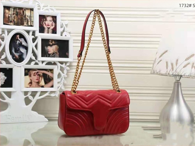 PU ženska crossbody torbica s lancem, horizontalnog kvadratnog oblika, zatvaranje magnetnim poklopcem, jedna naramenica, bez podstavke