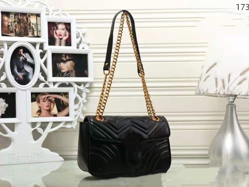 PU ženska crossbody torbica s lancem, horizontalnog kvadratnog oblika, zatvaranje magnetnim poklopcem, jedna naramenica, bez podstavke