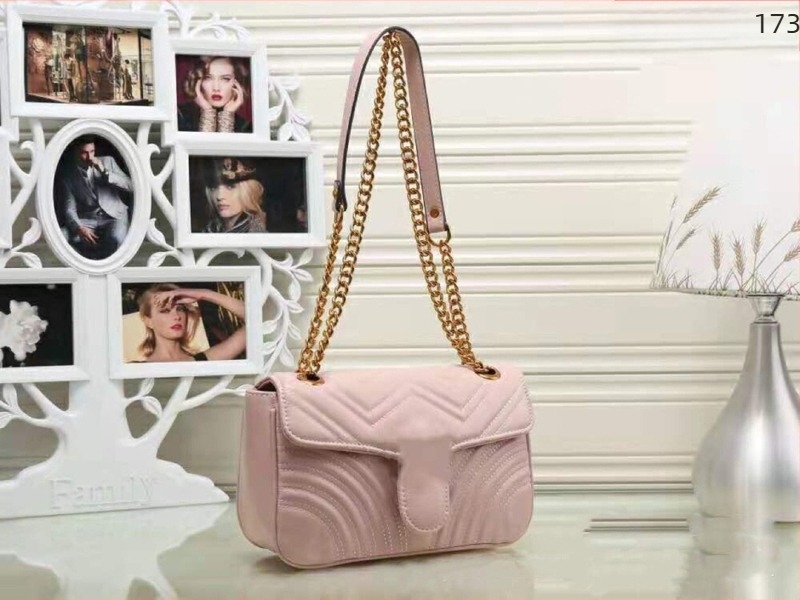 PU ženska crossbody torbica s lancem, horizontalnog kvadratnog oblika, zatvaranje magnetnim poklopcem, jedna naramenica, bez podstavke