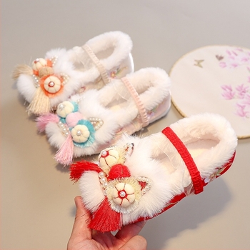 Dječje čizme, gornji dio od satena, flis podstava, gumena protuklizna potplat, elastično zatvaranje