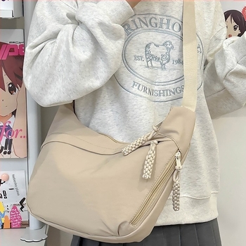 Crossbody torba u obliku dumplinga, gradski stil, kompozitni materijal, zatvaranje na zip, poliester podstava