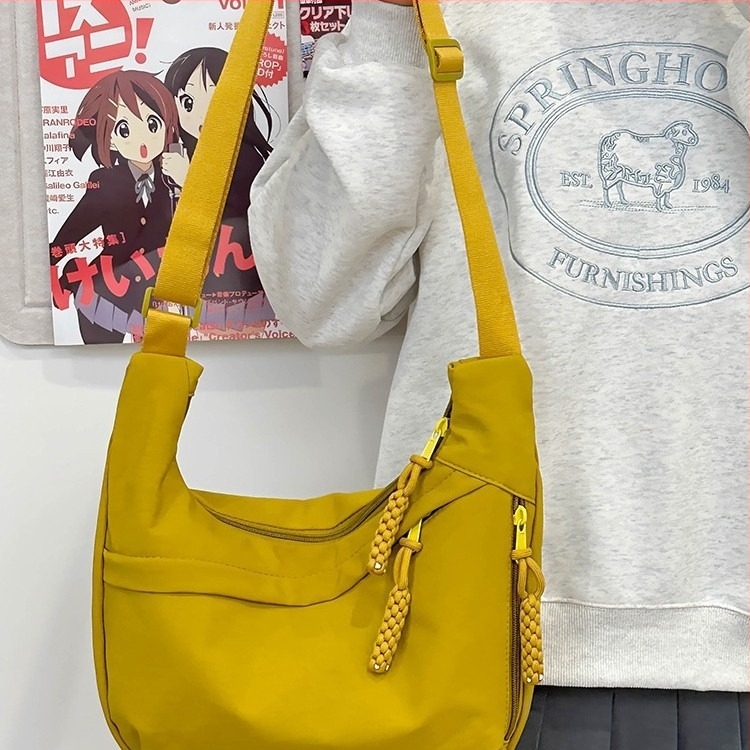 Crossbody torba u obliku dumplinga, gradski stil, kompozitni materijal, zatvaranje na zip, poliester podstava