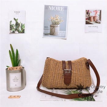 Torba od ratana, pletena, crossbody, horizontalno kvadratnog oblika, zatvaranje zasunom