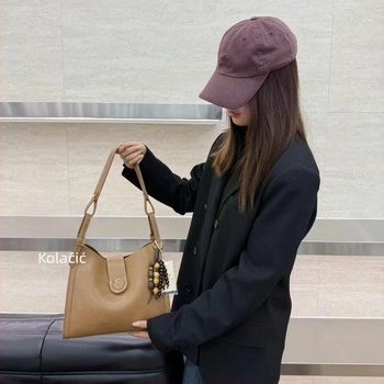 PU kožna crossbody bucket torba, velika kapaciteta, uspravni kvadratni oblik, magnetska zatvarač, unutarnja džep sa zatvaračem