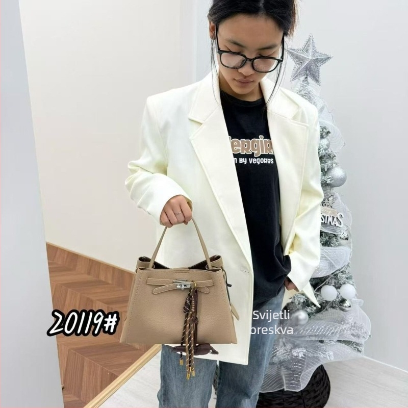 Bucket Bag – gradska minimalistička crossbody torba, PU materijal, zatvarač na kopču, skriveni džep sa zatvaračem, vodoravni pravokutni oblik, proljetno izdanje 2026