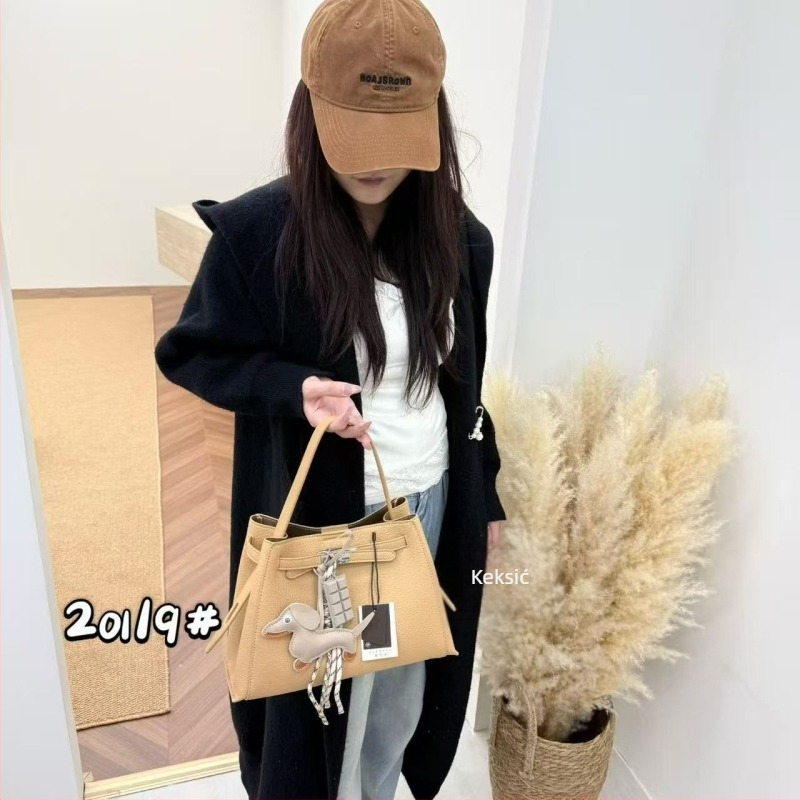 Bucket Bag – gradska minimalistička crossbody torba, PU materijal, zatvarač na kopču, skriveni džep sa zatvaračem, vodoravni pravokutni oblik, proljetno izdanje 2026