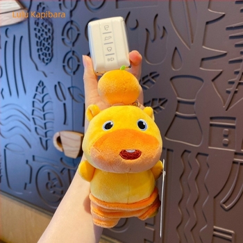 Capybara Lulu plišani privjesak za ključeve — licencirani plišani privjesak, individualno pakiranje, materijal: pliš, poklon za učenike, prijatelje i parove, unisex