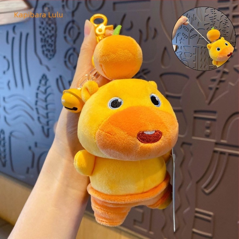 Capybara Lulu plišani privjesak za ključeve — licencirani plišani privjesak, individualno pakiranje, materijal: pliš, poklon za učenike, prijatelje i parove, unisex