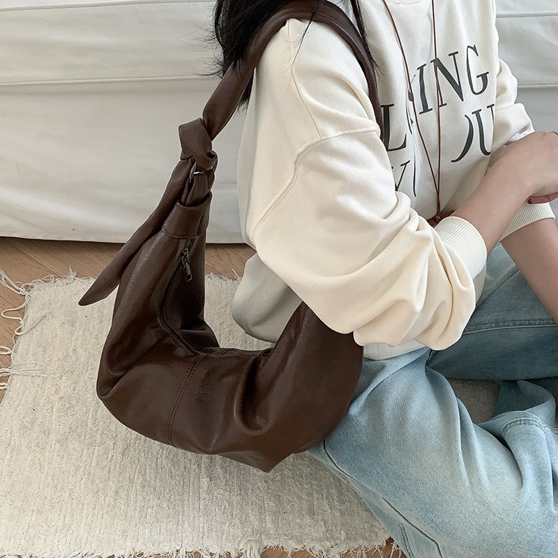 Dumpling-stil crossbody torba od PU, mekana koža, zatvaranje na zip, unutarnja zip torbica i džep za mobitel, poliester podstava, jedna naramenica, gradski minimalistički stil, proljeće 2025