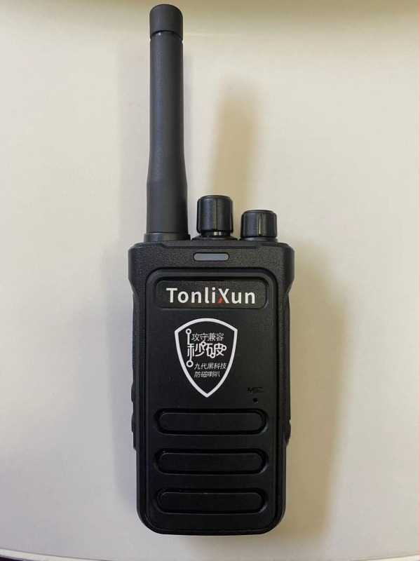 Walkie-talkie s javnom mrežom, jedno dugme podešavanje frekvencije, mali vanjski model, doseg do 50 km, izlazna snaga 5–8 W, 16 kanala
