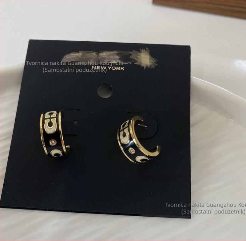 Naušnice od bakrene legure s logom C, emajl, oblik slova, Seiko tehnologija, porijeklo Guangzhou, proljeće 2025
