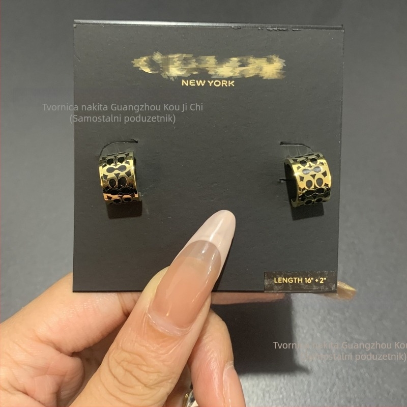 Naušnice od bakrene legure s logom C, emajl, oblik slova, Seiko tehnologija, porijeklo Guangzhou, proljeće 2025