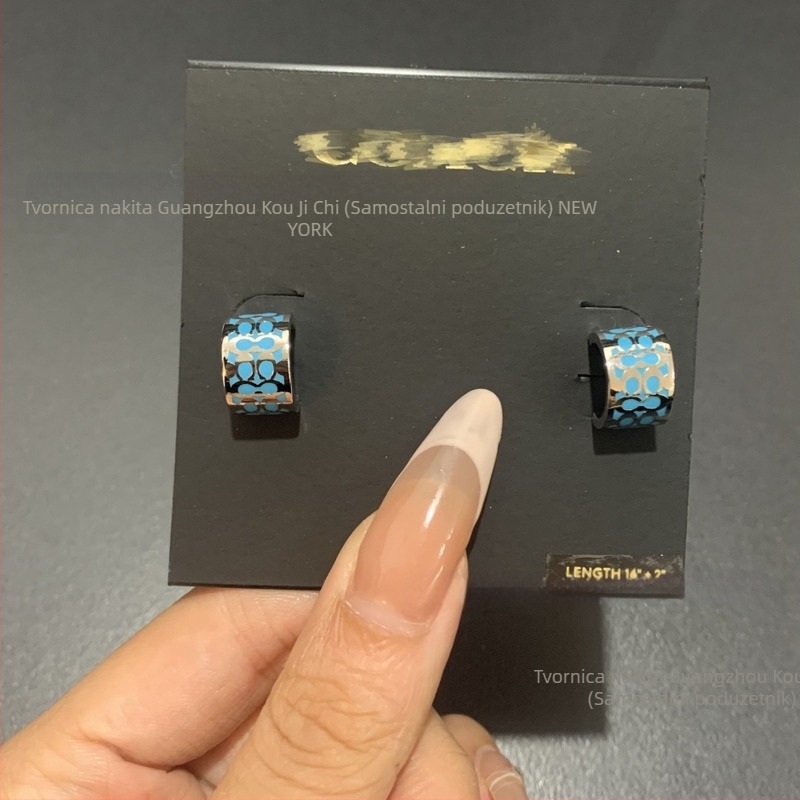 Naušnice od bakrene legure s logom C, emajl, oblik slova, Seiko tehnologija, porijeklo Guangzhou, proljeće 2025
