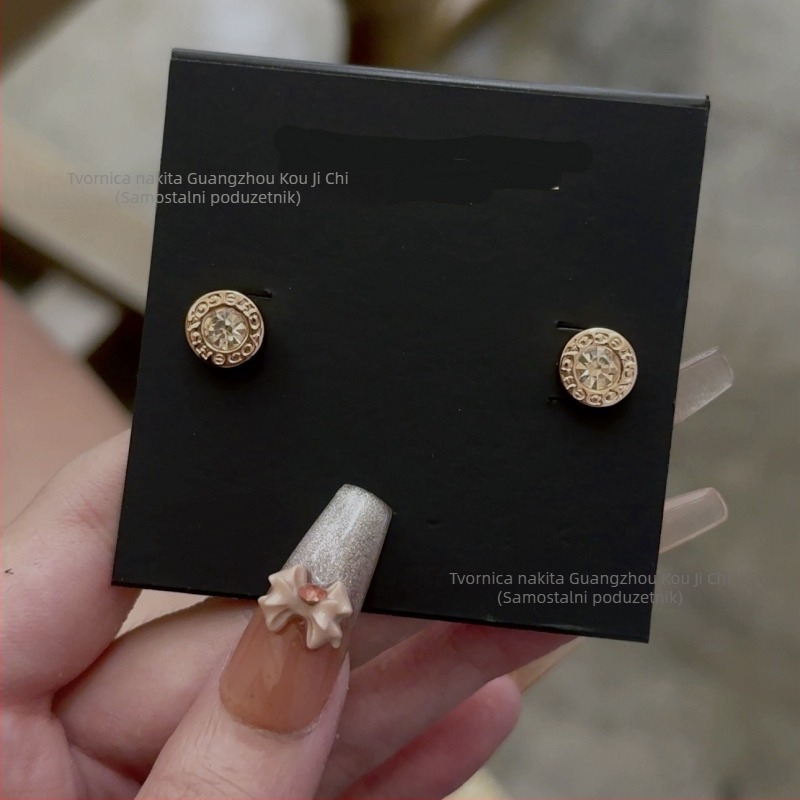 Naušnice od bakrene legure s logom C, emajl, oblik slova, Seiko tehnologija, porijeklo Guangzhou, proljeće 2025