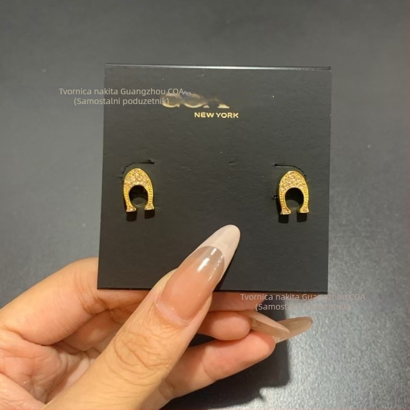 Naušnice od bakrene legure s logom C, emajl, oblik slova, Seiko tehnologija, porijeklo Guangzhou, proljeće 2025