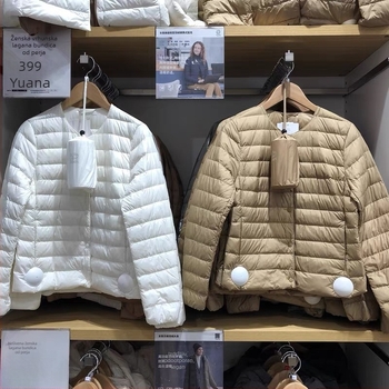 Ženska lagana kratka jakna od bijelog patkanog perja, s okruglim ovratnikom, kasmirna punila 51–55%