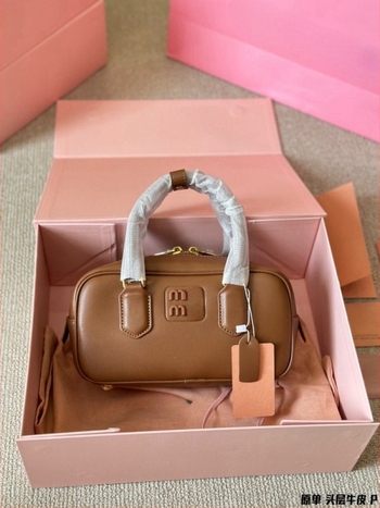Cheen kožna crossbody torba, horizontalni kvadratni oblik, platnena podstava, zatvarač, unutarnji džepovi za telefon i osobnu iskaznicu