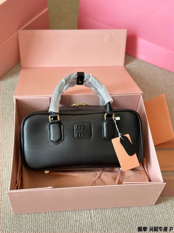 Cheen kožna crossbody torba, horizontalni kvadratni oblik, platnena podstava, zatvarač, unutarnji džepovi za telefon i osobnu iskaznicu