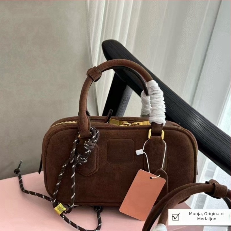 Cheen kožna crossbody torba, horizontalni kvadratni oblik, platnena podstava, zatvarač, unutarnji džepovi za telefon i osobnu iskaznicu
