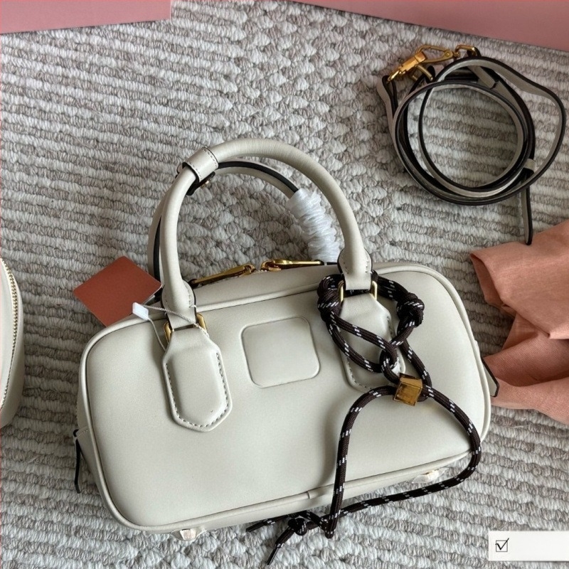 Cheen kožna crossbody torba, horizontalni kvadratni oblik, platnena podstava, zatvarač, unutarnji džepovi za telefon i osobnu iskaznicu