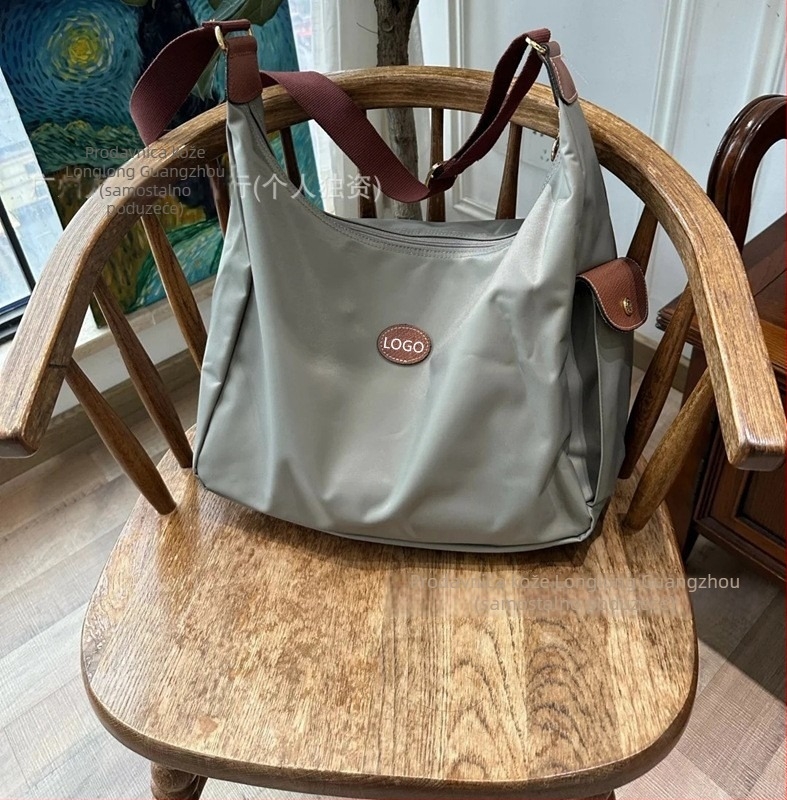 Unisex Hobo messenger torba — Oxford platno, nylon podstava, vodoravni četverokutni oblik, zatvaranje zipom, jesen 2024
