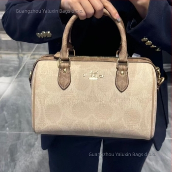 Jastukob oblik crossbody torba od prave teleće kože, zip zatvaranje, džepovi za telefon i dokumente, s jednim remenom