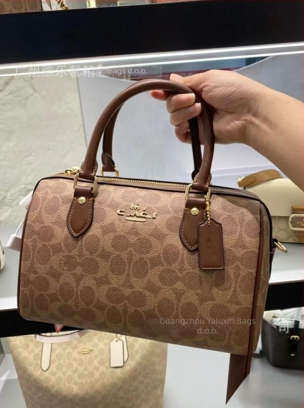 Jastukob oblik crossbody torba od prave teleće kože, zip zatvaranje, džepovi za telefon i dokumente, s jednim remenom