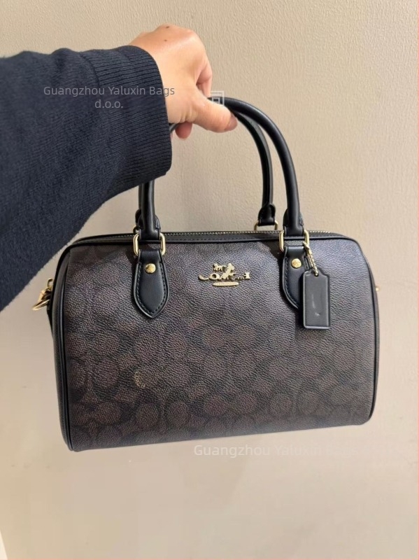 Jastukob oblik crossbody torba od prave teleće kože, zip zatvaranje, džepovi za telefon i dokumente, s jednim remenom