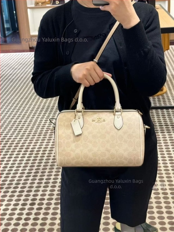 Jastukob oblik crossbody torba od prave teleće kože, zip zatvaranje, džepovi za telefon i dokumente, s jednim remenom